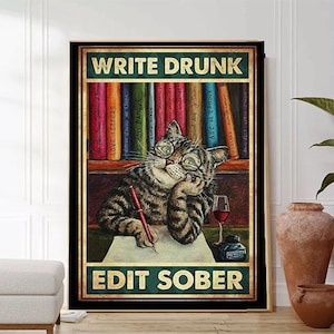 Puede incluir: Un póster de estilo vintage con un gato que lleva gafas y pajarita, sentado en un escritorio con un bolígrafo y papel. El póster tiene un fondo verde con el texto "WRITE DRUNK EDIT SOBER" en letras blancas.