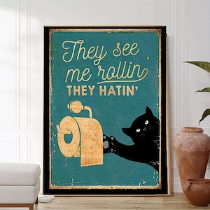 Könnte beinhalten: Ein Vintage-Poster mit einer schwarzen Katze, die eine Rolle Toilettenpapier hält. Der Text auf dem Poster lautet "They see me rollin' They hatin'".