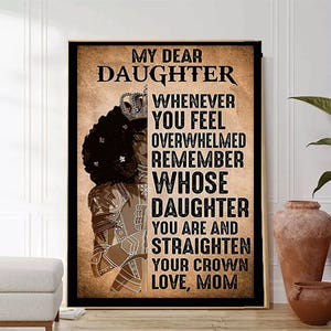 Puede incluir: Un póster marrón y beige con una ilustración en blanco y negro de una mujer con una corona. El póster tiene el texto "Mi querida hija" y un mensaje sobre recordar de quién eres hija y enderezar tu corona. El póster termina con "Con amor, Mamá."