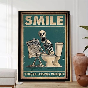 Könnte beinhalten: Ein Vintage-Poster mit einem Skelett, das auf einer Toilette sitzt und eine Zeitung liest. Das Poster hat einen blauen Hintergrund mit dem Text "SMILE YOU'RE LOSING WEIGHT" in Weiß.