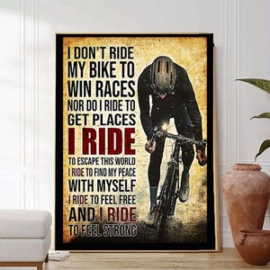Könnte beinhalten: Ein Motivationsposter mit einem Radfahrer auf einem Fahrrad. Das Poster zeigt den Text "Ich fahre nicht Rad, um Rennen zu gewinnen, noch fahre ich Rad, um an Orte zu gelangen. Ich fahre Rad, um dieser Welt zu entkommen. Ich fahre Rad, um meinen Frieden mit mir selbst zu finden. Ich fahre Rad, um mich frei zu fühlen und ich fahre Rad, um mich stark zu fühlen."