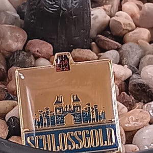 Pin Anstecknadel Swiss Beer Schlossgold Bier Sammler Werbeartikel