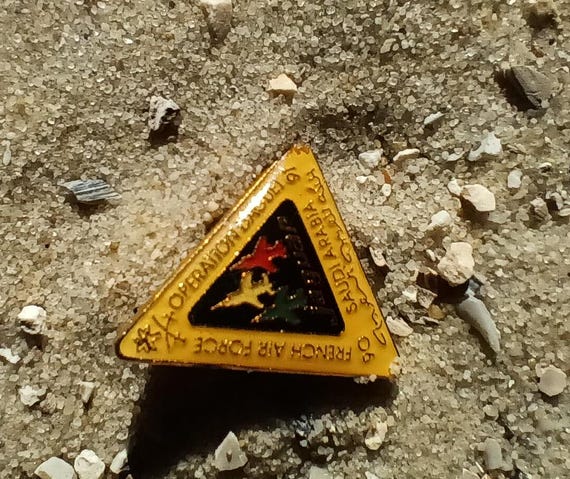 lapel pin FRENCH AIR FORCE Operation Daguet Saudi… - image 1