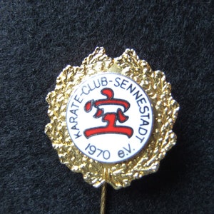Pin Karate Club Sennestadt, badge of honor, golden laurel, collector, martial arts