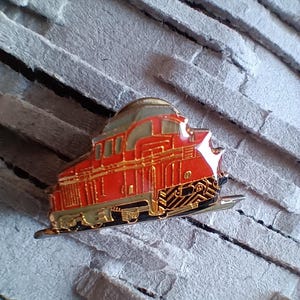 lapel pin badge LOCOMOTIVE TRAIN RAILWAY collector Switzerland