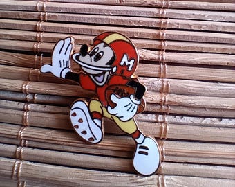 lapel pin Mickey Mouse Football DISNEY Sport Collector Comic