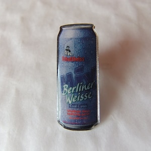 Könnte beinhalten: Eine blaue und silberne Dose mit einem Bild einer Dose Berliner Weisse Bier. Die Dose trägt den Text "Berliner Weisse" und "Cool Caffe".