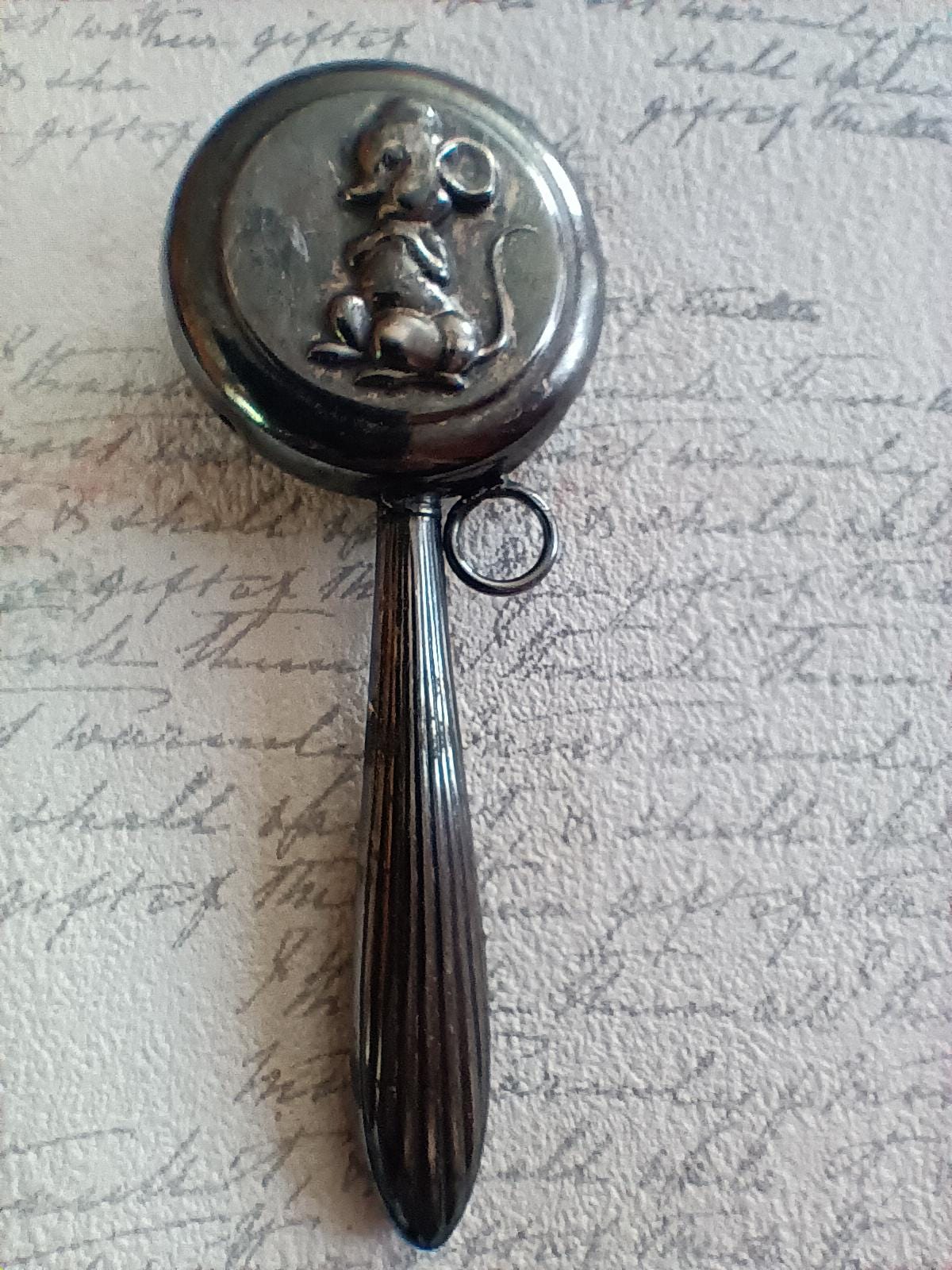 Petit Hochet Bébé Ancien - Miniature Accessoire Argenté Pour Poupée (France, D 3 Cm)