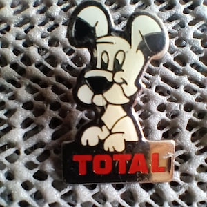 lapel pin IDEFIX and TOTAL Comic Asterix and Obelix, petrol collector advertising material