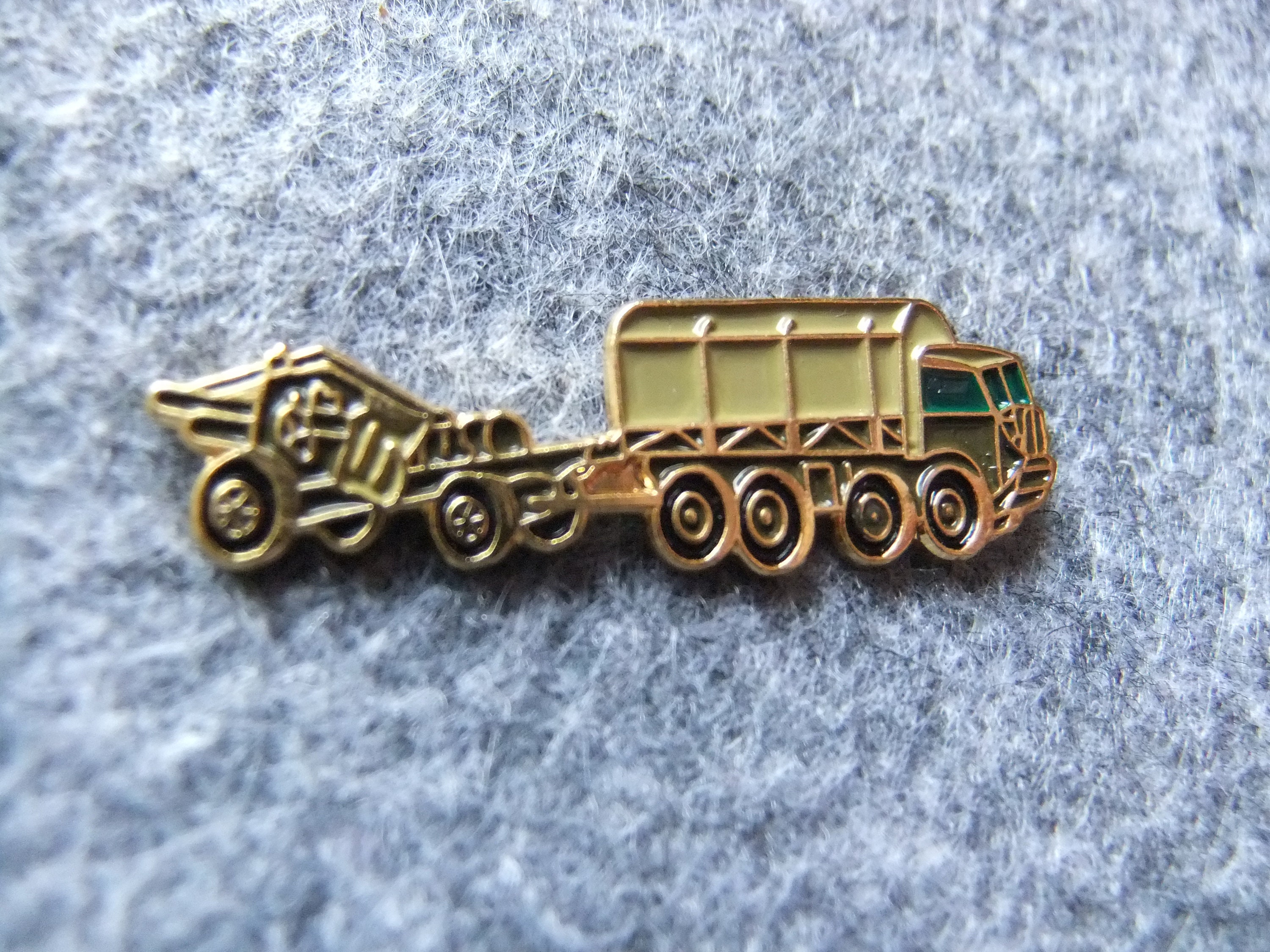 Pin's Camion Armée De Terre - Commissariat Information - Militaire/Police