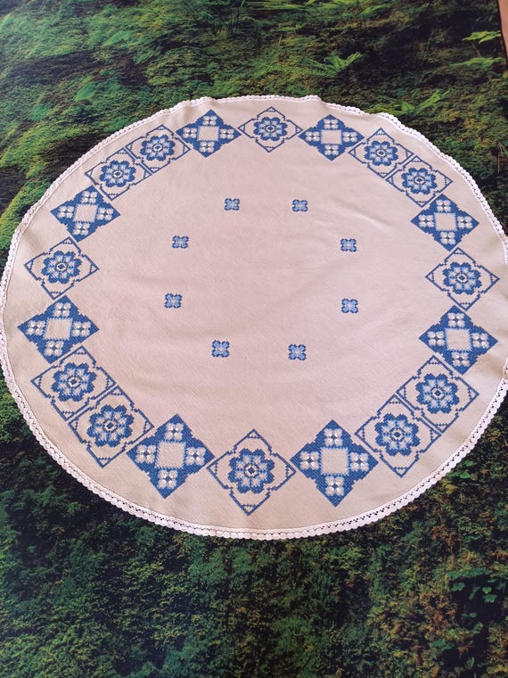 厚手の手刺繍のヴィンテージテーブルクロス、円形、直径124 cm、ブルー