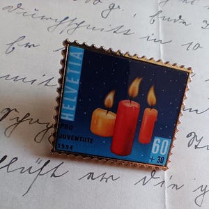 alfinete de lapela, alfinete em forma de selo postal Suíça Post Christmas Candles colecionador material publicitário vintage anos 90