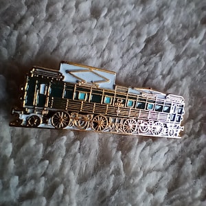 lapel pin badge LOCOMOTIVE TRAIN RAILROAD collector