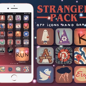 Könnte beinhalten: Ein Smartphone zeigt ein benutzerdefiniertes App-Icon-Paket mit Stranger Things-Motiv. Die handgezeichneten Icons umfassen einen Geist, einen Zaubererhut, den Buchstaben "K" und das Etsy-Logo. Der Hintergrund des Telefons ist ein Farbverlauf aus Rosa und Braun.