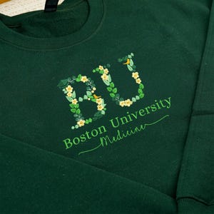 Regalo de graduación para hermana - Sudadera bordada Boston - Sudadera universitaria personalizada - Sudadera con capucha con letras griegas, camiseta de escuela secundaria universitaria