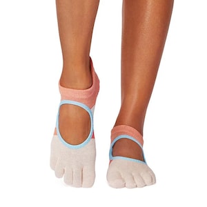 Könnte beinhalten: Ein Paar Zehensocken mit niedrigem Schnitt, bestehend aus einem pfirsichfarbenen Fersen- und Knöchelbereich, einem hellblauen Saum um die offene Oberseite und einem cremefarbenen Zehenbereich. Die Socken lassen den Fußrücken frei.