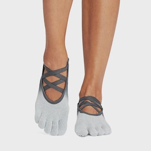 Könnte beinhalten: Ein Paar hellgraue Zehensocken mit einem dunkelgrauen Ombré-Verlauf zum Knöchel hin. Die Socken haben einen tiefen Schnitt mit überkreuzten elastischen Riemen über dem Fußrücken und einzelnen Fächern für jeden einzelnen Zeh.