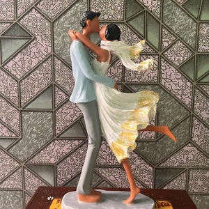 Romantic Couple Figurine - Elegant Home Decor Sculpture for Anniversary or Wedding | Couple Figurine Decor | Lovers Handicraft Sculpture