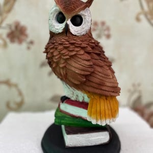 Figurine hibou sur livres anciens | Pièce maîtresse de hibou d&#39;inspiration vintage | Décoration de table décorative | Repose-livre hibou | Décoration pour la maison, bibliothèque et bureau