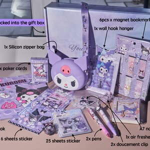 Conjunto de papelaria Sanrio KUROMI, bolsa de silicone, marcador de parede roxo Sanrio, caneta, adesivo, chaveiro, clipe, pôquer, caderno A4, pacote A