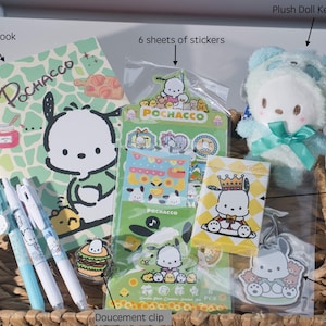 Ensemble cadeau Sanrio Pochacco avec porte-clés pour poupée en peluche, dessin animé vert Sanrio, carnet de notes A5, stylo carte de poker, autocollants à clip, lot B