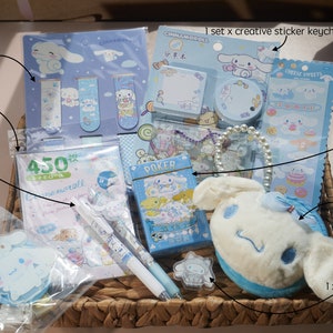 Paquete de regalo de papelería Sanrio CINNAMOROLL con bolsa para monedas, llavero con marcador azul de Sanrio, bolígrafo, soporte para fotos, clip, cartas de póquer, pegatinas, paquete A