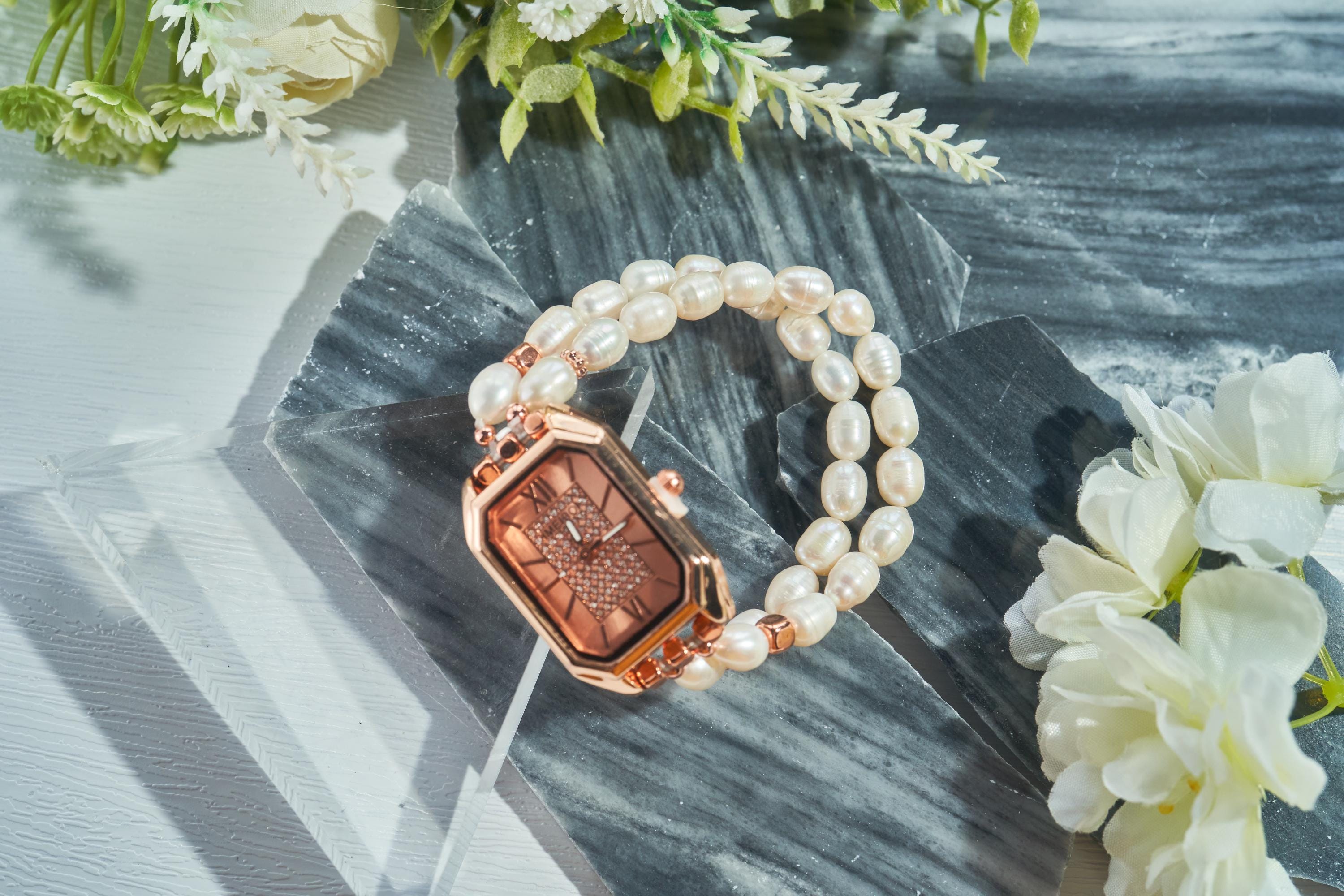 Rose Gold Pearl Bracelet Watch Perlée watch, 23 mm 18K rose gold, Mother-of-pearl - Van  main image 2
