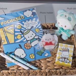 Paquete de regalo de papelería Sanrio Pochacco con llavero de muñeco de peluche, cuaderno A4 con dibujos animados verdes de Sanrio, bolígrafo y portafotos con cartas de póquer