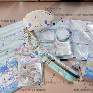 Sanrio CINNAMOROLL - Juego de regalo de papelería en bolsa para monedas, llavero con marcador azul de Sanrio, bolígrafo, alfombrilla para ratón, clip, cartas de póquer, pegatinas, paquete C