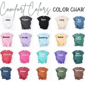 以下が含まれることがあります： 白、黒、ブルージーンズなど、さまざまな色合いのComfort Colors Tシャツのカラーチャート。ブロッサム、オーキッド、シャンブレー、バター、ライトグリーン、スイカ、クランチベリー、チョークミント、バイオレット、ブルースプルース、デニム、クリムゾン、ヤム、モス、エスプレッソなどの色が表示されています。