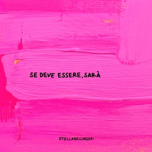 Può includere: Opera d'arte astratta con uno sfondo rosa vibrante con spessi tratti di pennello. La frase "SE DEVE ESSERE, SARÀ" è scritta in nero, insieme al nome dell'artista, STELLABELLINGERI, in basso. L'opera d'arte ha un'estetica moderna e artistica.