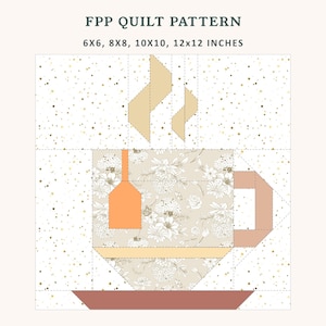 Puede incluir: Un patrón de edredón con un diseño de taza de té. La taza de té presenta un estampado floral y una bolsita de té naranja. El texto "FPP QUILT PATTERN" está en la parte superior, con opciones de tamaño de 6x6, 8x8, 10x10 y 12x12 pulgadas (15x15, 20x20, 25x25 y 30x30 cm).