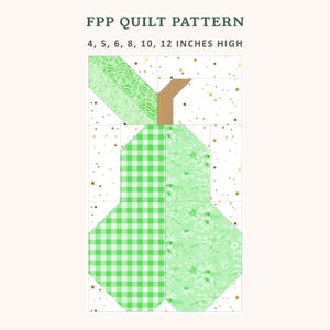 Puede incluir: Un patrón de edredón con un diseño de pera. La pera está compuesta por varias telas verdes, incluyendo cuadros y estampados florales. El tallo es marrón. El texto "FPP QUILT PATTERN" y opciones de tamaño de 10 a 30 cm de alto se muestran.