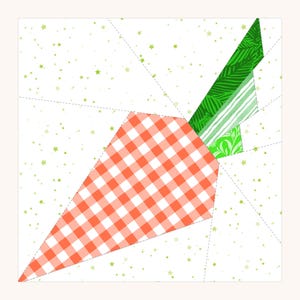 Peut inclure: Un motif de patchwork en forme de carotte avec un corps à carreaux rouges et blancs et un dessus vert feuillu. Le fond est blanc avec de petites étoiles vertes. La carotte est faite de morceaux de tissu cousus ensemble.