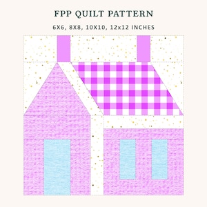 Könnte beinhalten: Ein Quiltmuster mit einem Hausdesign. Das Haus hat einen rosa strukturierten Körper, ein kariertes Dach und hellblaue Fenster. Der Text "FPP QUILT PATTERN" steht oben, mit Größenoptionen von 15x15cm, 20x20cm, 25x25cm und 30x30cm.