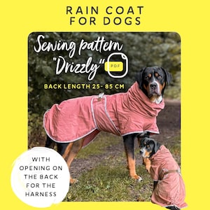 Könnte beinhalten: Ein Rottweiler-Hund trägt einen rosa Regenmantel, mit einem kleineren Hund, der einen passenden Mantel trägt. Das Bild enthält den Text "RAIN COAT FOR DOGS" und "Sewing pattern 'Drizzly' RÜCKENLÄNGE 25-85 cm". Der Mantel hat eine Öffnung für das Geschirr.