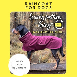 Op de afbeelding: Een naaipatroon voor een regenjas voor honden, genaamd "Rainy". Het patroon is voor honden met een ruglengte van 25-85 cm. Het patroon wordt getoond op een zwart-witte hond die een bordeauxrode regenjas draagt. De tekst "Ook voor beginners" staat in de linkerbenedenhoek van de afbeelding.