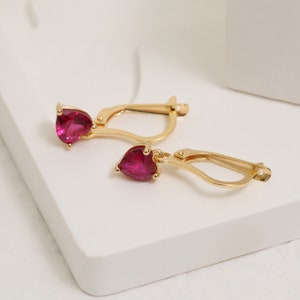 Oorbellen met robijn in hartvorm, 14 karaats massief goud, minimalistische sieraden met de geboortesteen van juli.