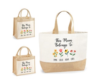 Cadeau personnalisé pour maman | Cette maman appartient à des fleurs | Cadeaux pour maman, Cadeau d'anniversaire pour maman, Cadeaux pour maman | Sac fourre-tout pour maman, sac pour maman, cadeau pour maman