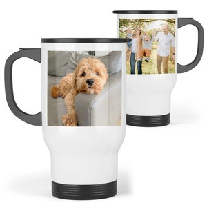 K&ouml;nnte beinhalten: Wei&szlig;er Reisebecher mit schwarzem Griff und Deckel. Eine Seite zeigt ein Foto eines Golden Doodle Hundes, die andere ein Familienportr&auml;t. Der Becher ist so konzipiert, dass er Getr&auml;nke hei&szlig; oder kalt h&auml;lt.
