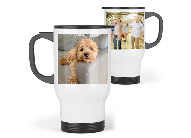 K&ouml;nnte beinhalten: Wei&szlig;er Reisebecher mit schwarzem Griff und Deckel. Eine Seite zeigt ein Foto eines Golden Doodle Hundes, die andere ein Familienportr&auml;t. Der Becher ist so konzipiert, dass er Getr&auml;nke hei&szlig; oder kalt h&auml;lt.