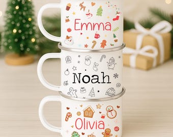 Könnte beinhalten: Drei weiße Emaille-Tassen, die übereinander gestapelt sind. Jede Tasse hat einen silbernen Rand und einen weißen Henkel. Auf der obersten Tasse steht "Emma" in Rot, auf der mittleren Tasse "Noah" in Schwarz und auf der untersten Tasse "Olivia" in Rot. Jede Tasse ist mit weihnachtlichen Illustrationen verziert.