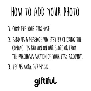 Peut inclure: Fond blanc avec texte noir indiquant comment ajouter une photo. Les instructions incluent l'achat, l'envoi d'un message via Etsy et laisser le vendeur faire sa magie. Le logo "giftiful" est en bas.