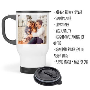 Puede incluir: Taza de viaje blanca con asa y tapa negras. La taza tiene una foto de una familia de tres en una playa. La taza tiene una capacidad de 14 onzas y est&aacute; dise&ntilde;ada para mantener las bebidas calientes o fr&iacute;as. Tiene un sello de goma desmontable para evitar fugas.