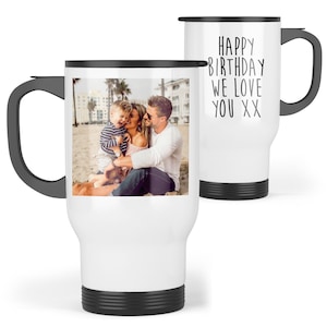 Puede incluir: Taza de viaje blanca con tapa y asa negras. La taza tiene una foto de una familia en la playa y el texto "Happy Birthday We Love You XX" en el otro lado.