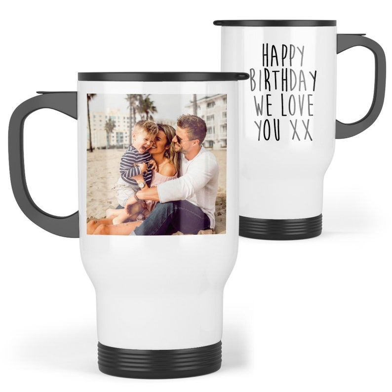 Puede incluir: Taza de viaje blanca con tapa y asa negras. La taza tiene una foto de una familia en la playa y el texto "Happy Birthday We Love You XX" en el otro lado.
