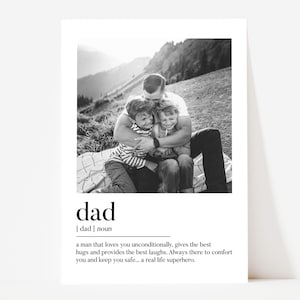 Peut inclure: Impression en noir et blanc d'un p&egrave;re &eacute;treignant deux enfants en ext&eacute;rieur. Le mot "dad" est imprim&eacute; en dessous, avec une d&eacute;finition d'un p&egrave;re aimant et protecteur.
