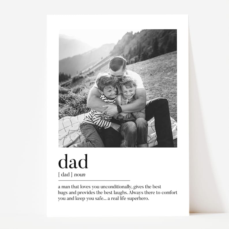 Peut inclure: Impression en noir et blanc d'un p&egrave;re &eacute;treignant deux enfants en ext&eacute;rieur. Le mot "dad" est imprim&eacute; en dessous, avec une d&eacute;finition d'un p&egrave;re aimant et protecteur.