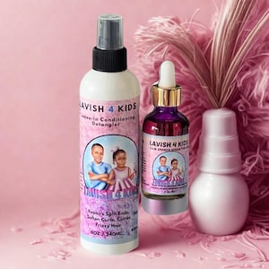 Puede incluir: Dos botellas de productos para el cuidado del cabello para niños. La botella más grande es un desenredante acondicionador sin aclarado, y la más pequeña es un sérum para el crecimiento del cabello. Ambas botellas tienen el texto "LAVISH 4 KIDS" e ilustraciones de niños.