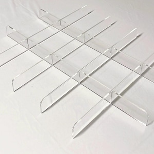 Puede incluir: Un juego de divisores de acr&iacute;lico transparente para organizar estantes. Los divisores est&aacute;n dise&ntilde;ados para crear m&uacute;ltiples compartimentos en un estante.